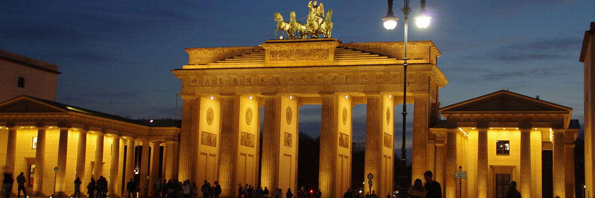 Brandenburger Tor beleuchtet bei Nacht in Berlin